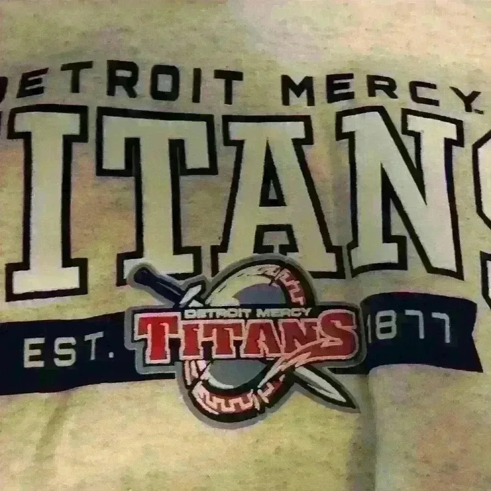 Detroit Mercy Titans boys hooded sweatshirt size 7/8.nwt